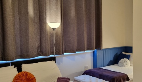 Chambre Familiale, salle de bains attenante