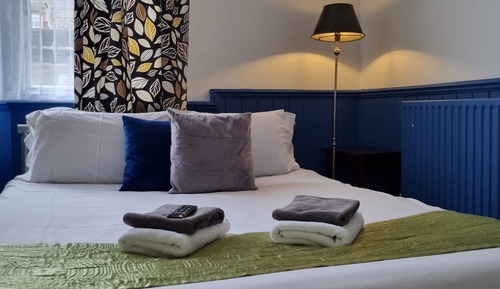Chambre Double, salle de bains attenante