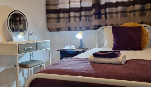 Chambre Simple, salle de bains attenante