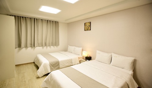 Chambre Familiale avec lits jumeaux (2 people)