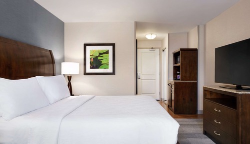 Chambre, 1 très grand lit, accessible aux personnes à mobilité réduite (Hearing)