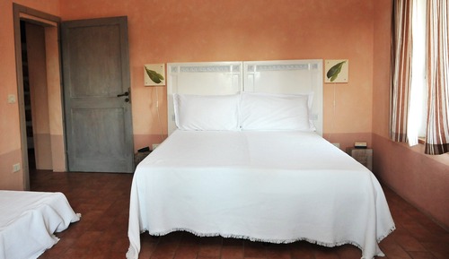 Appartement Confort, 2 chambres, 2 salles de bains, vue colline (ZINIE)