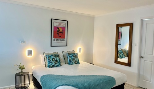 Chambre Confort, 1 très grand lit, baignoire à jets, vue jardin