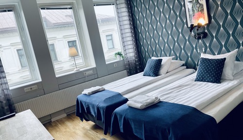 Chambre Standard Double ou avec lits jumeaux, salle de bains commune