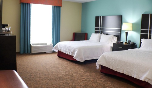 Chambre, 2 grands lits, accessible aux personnes à mobilité réduite (Roll-In Shower)