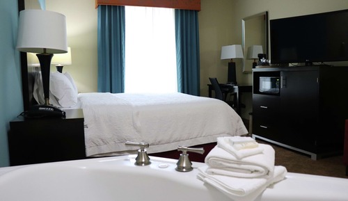 Chambre, 1 très grand lit, accessible aux personnes à mobilité réduite (Hearing)