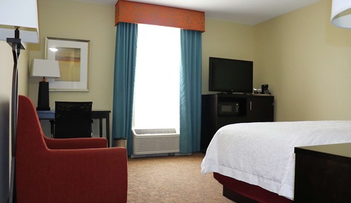 Chambre, 1 très grand lit, accessible aux personnes à mobilité réduite, baignoire