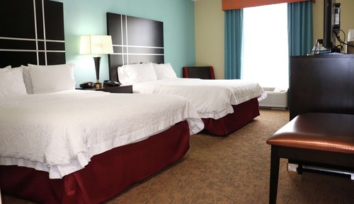 Chambre, 2 grands lits, accessible aux personnes à mobilité réduite, baignoire