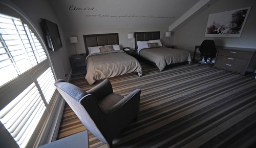 Chambre Confort, 2 grands lits, baignoire à jets, vue jardin