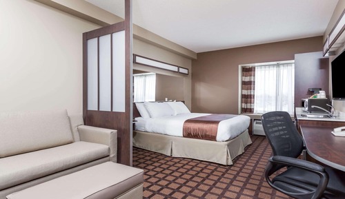 Suite, 1 grand lit et 1 canapé-lit, accessible aux personnes à mobilité réduite