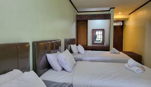Chambre Familiale, plusieurs lits, salle de bains privée, vue lac