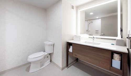 Chambre Standard, 2 grands lits, baignoire accessible aux personnes à mobilité réduite