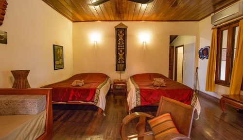 Chambre Supérieure avec lits jumeaux (Suite, AC & Fan)