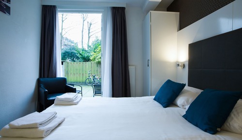 Chambre Double, vue cour intérieure, dans les dépendances