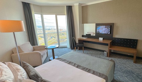 Chambre Familiale, plusieurs lits, non-fumeurs (Sea and City View)