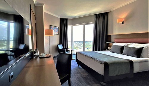 Chambre Deluxe, 1 très grand lit, accessible aux personnes à mobilité réduite (Sea and City View)