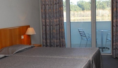 Chambre Standard, 1 lit double ou 2 lits jumeaux, balcon, vue lac