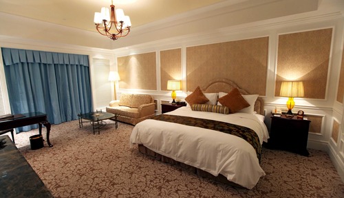 Chambre Standard, 1 très grand lit, accès salon affaires, vue mer
