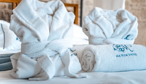 Suite Supérieure, 1 très grand lit, baignoire, en front de mer