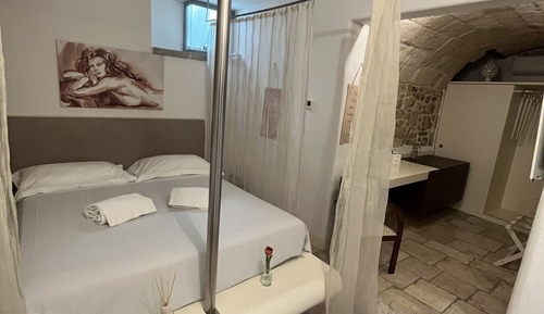 Chambre Double Romantique, dans les dépendances ( Cave Ground Floor)