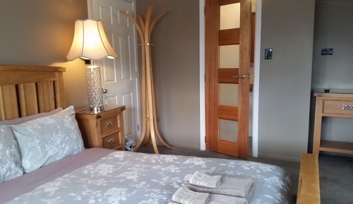Chambre Double, 1 grand lit, salle de bains attenante (Summer Special)