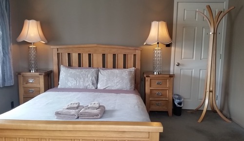 Chambre Double, 1 grand lit, salle de bains attenante