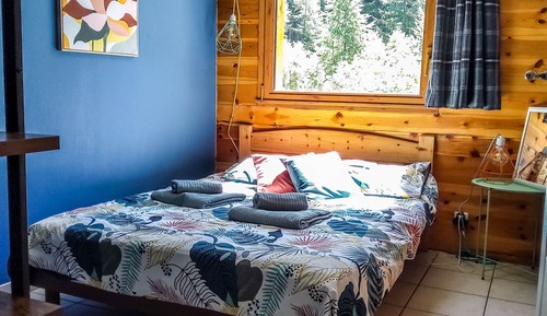 Chambre Double, salle de bains attenante, vue jardin (Mélèze)