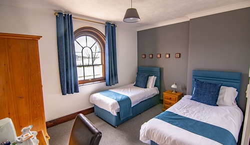 Chambre Standard avec lits jumeaux, salle de bains attenante, vue fleuve