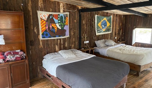 Cabane, plusieurs lits