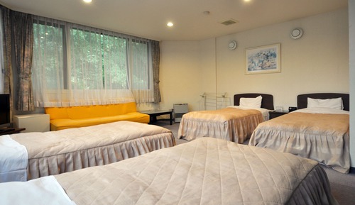 Chambre Quadruple, fumeurs (Quartet Room, minimum four people use)