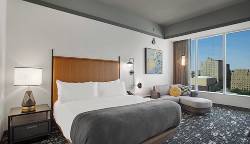 Chambre, 1 très grand lit, non-fumeurs, vue ville (Mobility Accessible, Roll-in Shower)