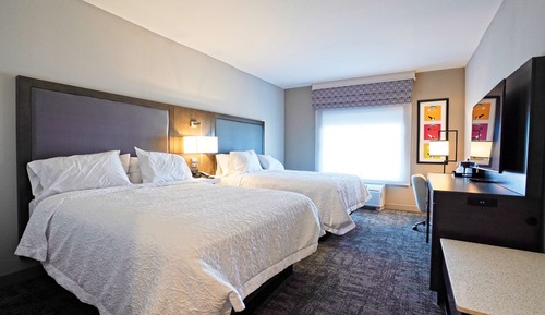 Chambre, 2 grands lits, réfrigérateur et four à micro-ondes