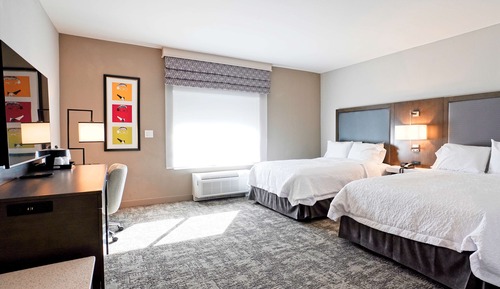 Chambre, 2 grands lits, accessible aux personnes à mobilité réduite, baignoire