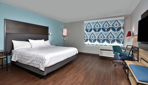 Chambre, 1 très grand lit, accessible aux personnes à mobilité réduite (Roll-In Shower)