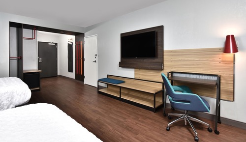 Chambre, 2 grands lits, accessible aux personnes à mobilité réduite (Roll-In Shower)