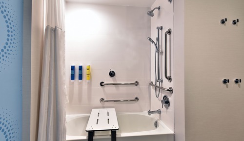 Chambre, 1 très grand lit, accessible aux personnes à mobilité réduite, baignoire