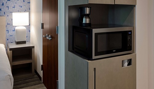Chambre, 1 très grand lit, accessible aux personnes à mobilité réduite (Roll-In Shower)