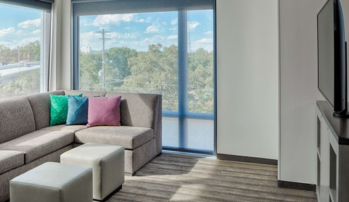 Suite, 1 très grand lit et 1 canapé-lit, accessible aux personnes à mobilité réduite, baignoire