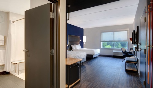Chambre, 2 grands lits, accessible aux personnes à mobilité réduite (Roll-In Shower)