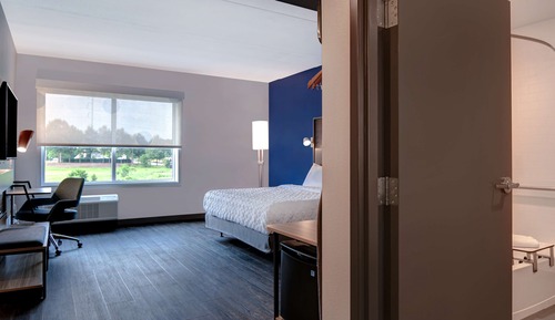 Chambre, 1 très grand lit, accessible aux personnes à mobilité réduite (Hearing)