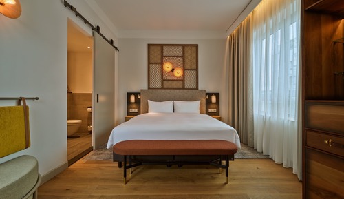 Suite, 1 très grand lit et 1 canapé-lit