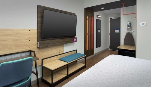 Chambre, 1 très grand lit, accessible aux personnes à mobilité réduite (Roll-In Shower)