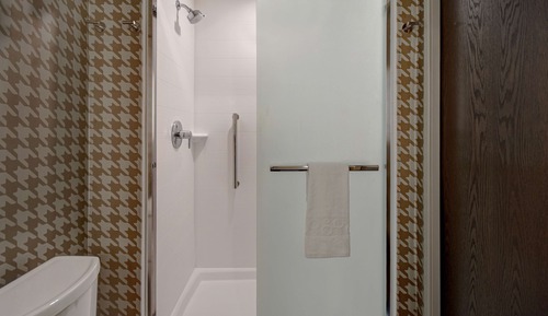 Studio, 1 très grand lit, accessible aux personnes à mobilité réduite, baignoire