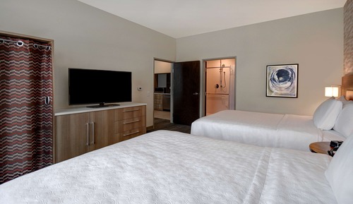 Suite, 2 grands lits, accessible aux personnes à mobilité réduite (Roll-In Shower)