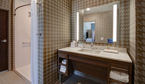 Studio, 1 très grand lit, accessible aux personnes à mobilité réduite (Roll-In Shower)