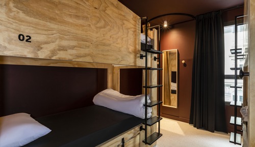 Chambre pour 4 personnes avec salle de bains privée