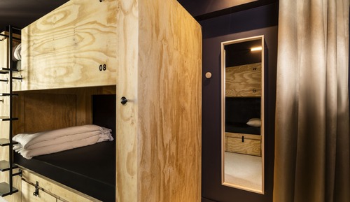 Chambre privée pour 6 personnes avec salle de bains partagée