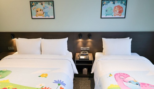 Dinosaur Family Twin - Pool access (two times a stay)