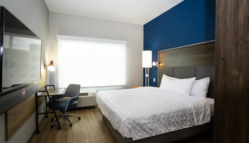 Chambre, 1 très grand lit, accessible aux personnes à mobilité réduite (Roll-In Shower)