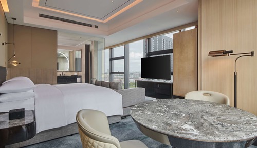 Chambre Exécutive, 1 très grand lit, accès salon affaires, en angle